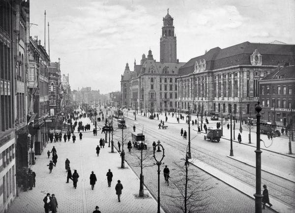 College010's tweet photo. Mooie foto op @architectenweb van het R'damse stadhuis in 1928.  http://t.co/XdS6gtpZAE http://t.co/J7yoxq1I3W