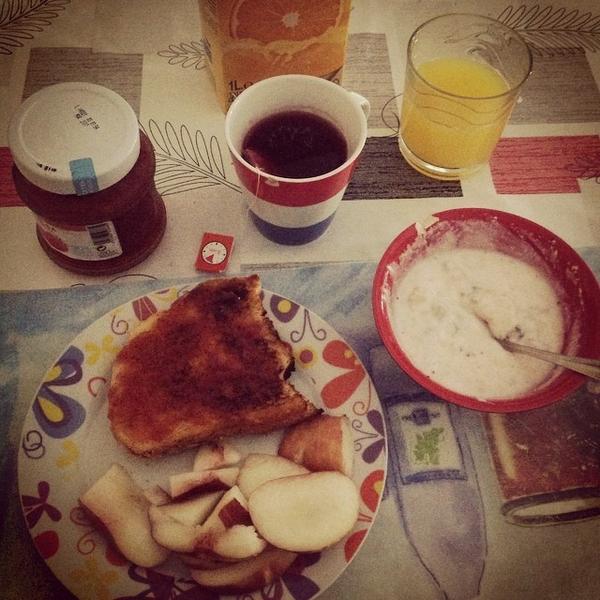 mediterraneanfo's tweet photo. 🙏🙏⛽️💋 my súper breakfast,toasted bread with mermalade,red tea,0 fat yougurt with almonds and cocao..#fitness #bod... http://t.co/TTTw2lUkbY