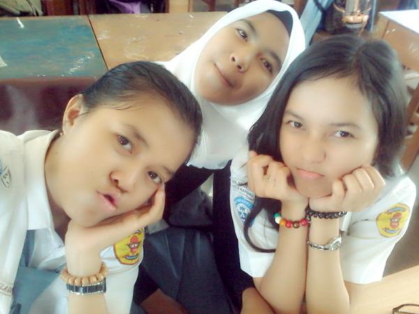 RickaUtami_'s tweet photo. freeeeeeee @fiya_tau @BellaSari09 http://t.co/P4SWTBF9yD