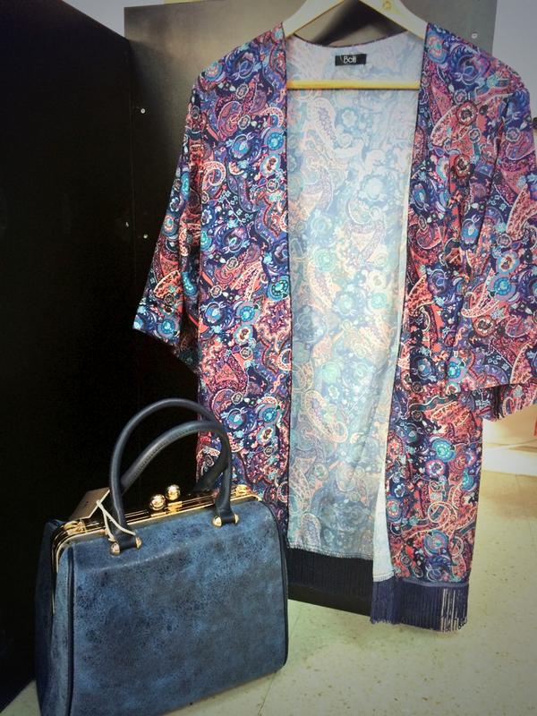 Sobrecamisa cachimir y bolso azul! 
 Euforia preparando modelitos para la Feria2014!