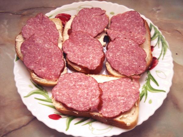 горячий открытый бутерброд. простые бутерброды. бутерброды для детей на пикник. бутерброды с салями и огурцом. бутики с колбасой.