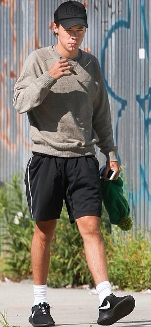 1DirectionINAID's tweet photo. #HQ Harry heading to Soul Cycle in NYC 3/08/2014 - S http://t.co/U7QIv13o3j