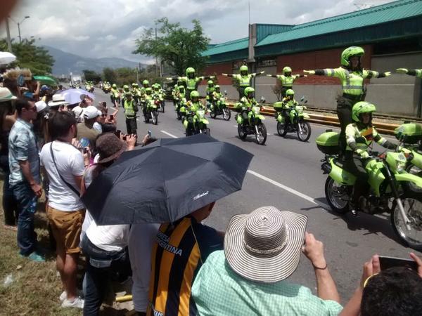 PoliciaMedellin's tweet photo. Con @Telemedellin @Teleantioquia presentes en el desfile de autos clasicos y antiguos en Medellin #FeriaFlores http://t.co/zJQqCLBbye