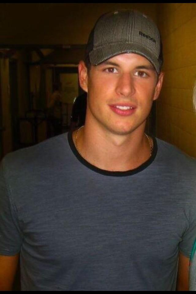 Happy 27th birthday to my favourite hottie and future husband Sidney Crosby  