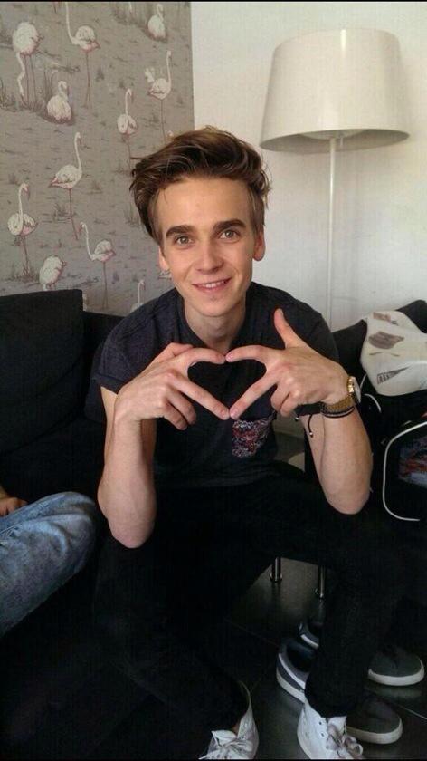 MrsJoeSugg's tweet photo. He takes time out of his life to being happiness into ours <3 @Joe_Sugg #2yearsofthatcherjoe http://t.co/ZePVWMg6kq
