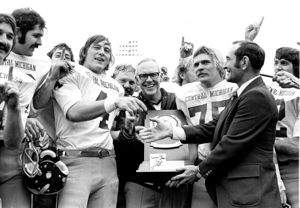 D2FBChampKC's tweet photo. @NCAADII tbt. Central Michigan tops Delaware 54-14 in the 1974 DII Football Championship. @CMU_Football @UDBlueHens http://t.co/HF6oEstRx9