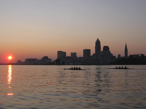 ClevelandRows's tweet image. Sunrise over @StEdsCrew and Cleveland on Lake Erie #ThisIsCLE #edsup