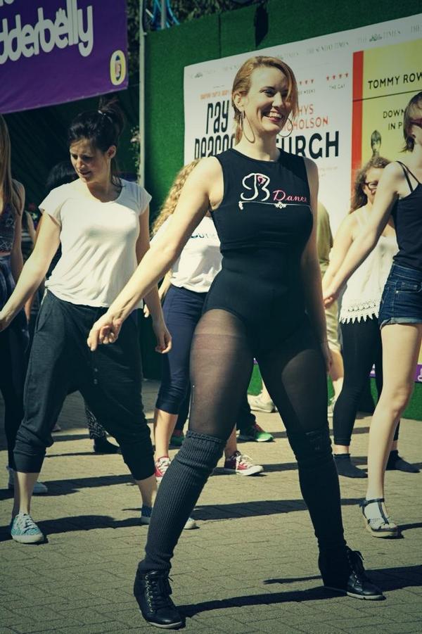 Gildedballoon's tweet photo. RT @LizCahalan: Finally got my flashmob on! Packed out class. Video to follow. So amazing. #beydance @edfringe http://t.co/X9XJLr4yFQ