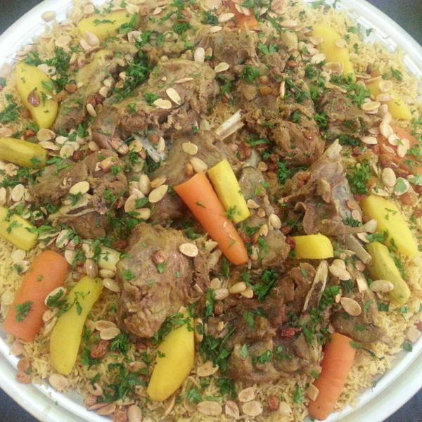 اشهى كبسة لحم مزينة بالمكسرات والخضار تجدونها عندنا متوفرة باللحم او الدجاج للحجز والاستفسارحائل 0591003905