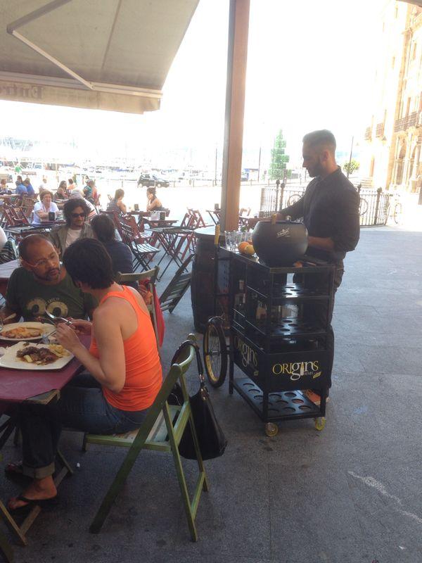 entreplazas's tweet photo. Lleno en terraza y cocktelero de @Schweppes_ES listo para #degustación! ;-) #Gijón http://t.co/Y8zxeeZaia