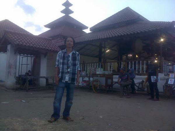 SamlauPoetra's tweet photo. Di dpn masjid sultan maulana yusuf BANTEN http://t.co/5BqdL18jmW