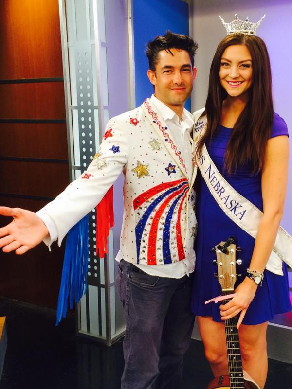 davidkinofist's tweet image. Typical Thurs. - hanging with Miss Nebraska (see that guitar @bransonmayor? New PCJ player?) cc @MissNebraska14