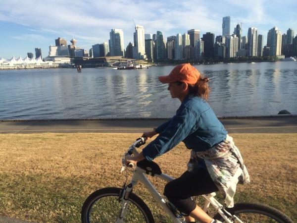 ShaniaTwain's tweet photo. Feeling good and enjoying some outdoor time in #Vancouver this week! ☀️🚲 http://t.co/w2B7xMeZHK