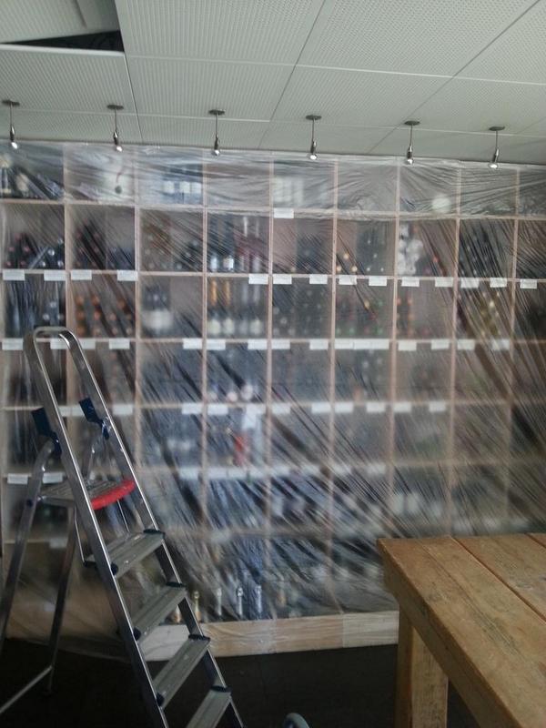 Winkel leeg alles afgedekt morgen het plafond er uit. Hopen vrijdag 15 augustus weer open te gaan.