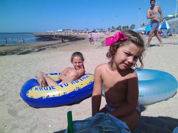isaamora's tweet photo. "@rocioamoresmora: Echando el día en la playita http://t.co/kyp0u71dOi" wapassssss mis niñasss
