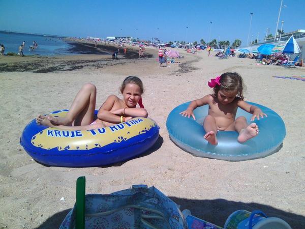 isaamora's tweet photo. "@rocioamoresmora: Echando el día en la playita http://t.co/kyp0u71dOi" wapassssss mis niñasss