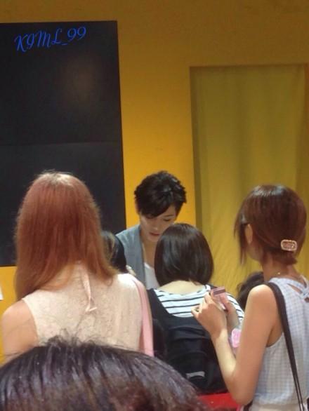 轉發微博@KIML_99@NUESTCHINA NUEST日本大阪梅田TOWER RECORDS握手会他们福利真是太好了有木有、叫摸头就摸头时间也长@流星apple派 可惜我两也没有叫他摸头总觉得怪怪的。跟他说中文还半天没反应过来