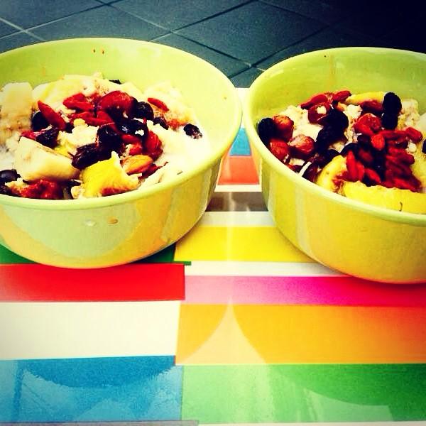 •Yulaf ezmesi•Süt•Kiraz                                     •İncir•Yarım muz•Kavrulmamış fındık badem•Kuru üzüm👍