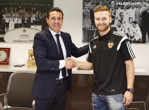 ShkodranMustafi's tweet photo. 🔙🔛🔝 I looking forward to my new adventure with @valenciacf in this Jersey...!!!⚽️👍 http://t.co/TCX9jBmZwu
