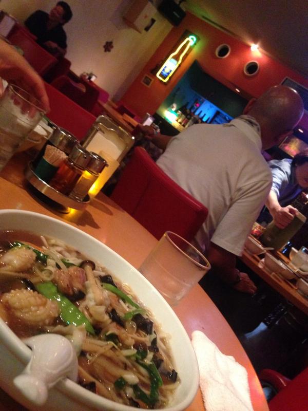 友達とのラーメン巡り第5段くらいw
中華料理屋さんだけど奥がBARっぽくてサーフィンボードまで飾ってたw
オーナーもファンキーでおもしろー！！