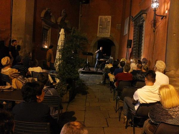 CastelnuovoGarf's tweet photo. in attesa della seconda "Serata d'Ariosto" con @alebertolucci nella piazzetta #ariosto a #castelnuovodigarfagnana http://t.co/K9GZpiRIFd