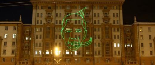 A une projection laser raciste pour souhaiter "Happy Birthday" à  