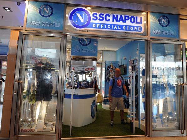 Official SSC Napoli on X: Il nuovo Officiale Store #SSCNapoli alla  Stazione Centrale. Riparti con l'azzurro del Napoli!    / X