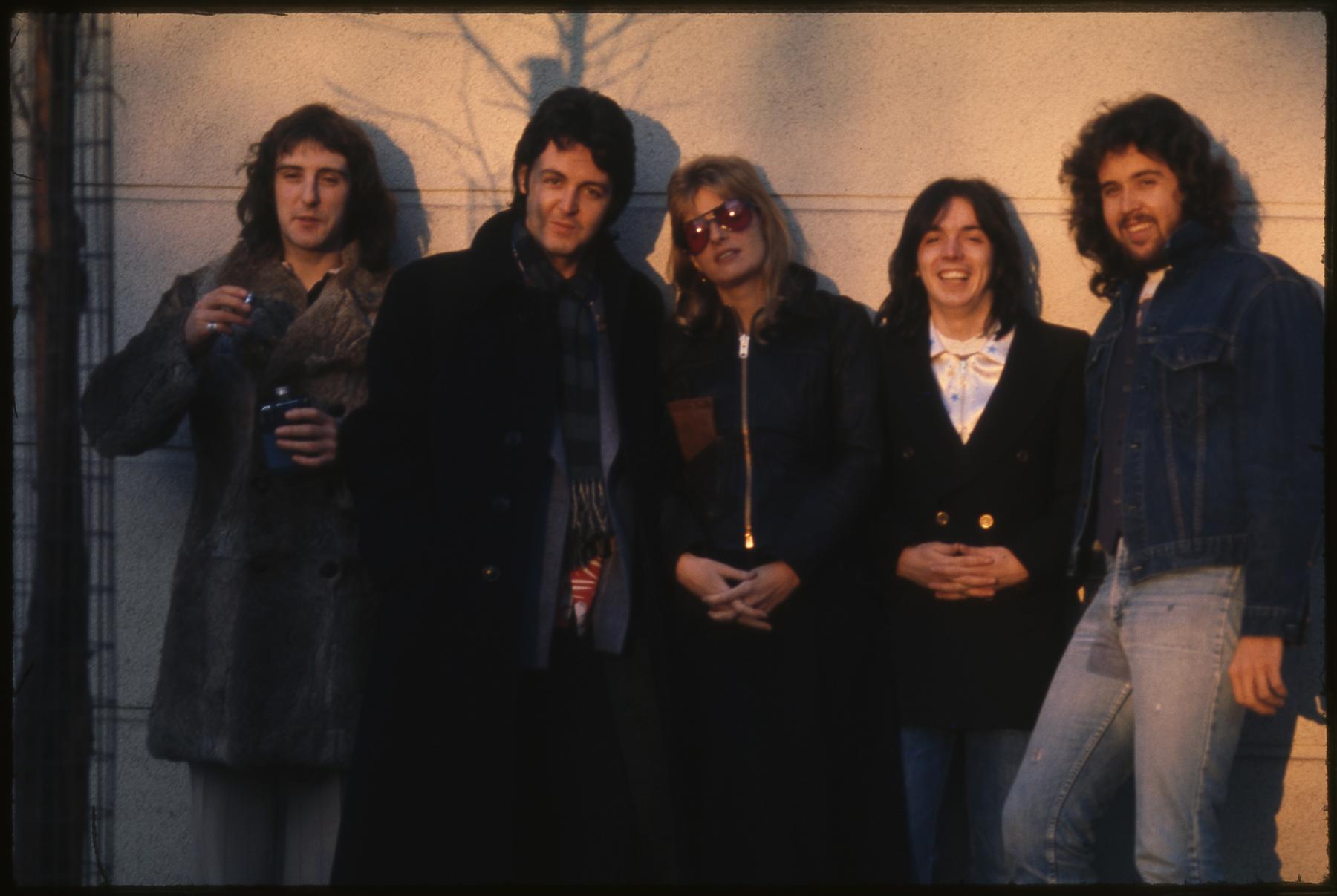 Paul Mccartney Paul W Wings In 1976 Left To Right Denny Laine Paul Linda Jimmy Mcculloch Amp Joe English Throwbackthursday Tbt Http T Co Dcwu6onpvj Twitter