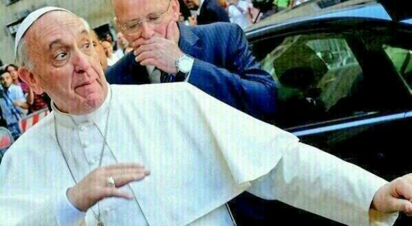 El Papa bailando y su 'amigo' haciendo Beatbox..