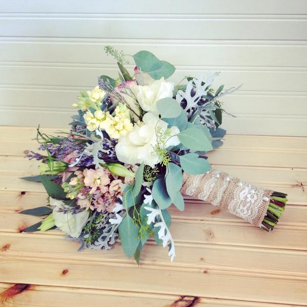 reedfloral's tweet photo. Beautiful bouquet #succulent #burlapandlace http://t.co/76b9orHGgO