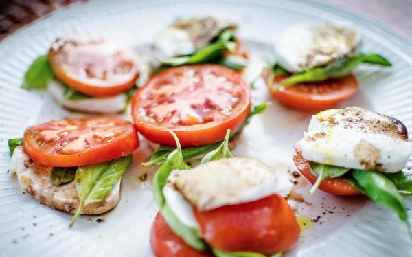 YDetour's tweet photo. Caprese Salad: Heirloom tomatoes + basil grown in our organic garden #gardening #foodphotography #healthy #lifestyle http://t.co/zw4vdoZpOM