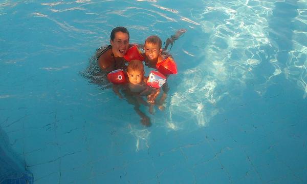 Maribelluque1's tweet photo. Piscineando un pokito @Nazaluvi http://t.co/jgs6jRGuL5