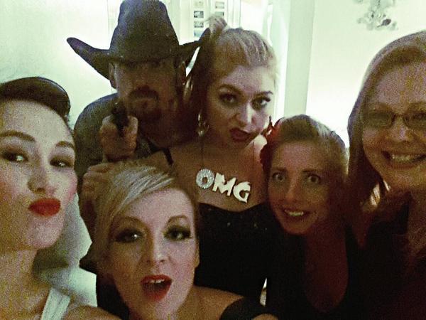 CalibreBlue's tweet photo. OMG! Backstage @CabaretRoulette @missmagicjones @DocLeroc @Felicity_Furore @missymaybe #edfringe http://t.co/ou76KsVQZp