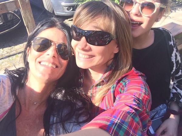 TStoesselITALIA's tweet photo. “@tinistaitaly: Fotos de @TiniStoessel Hoy junto a su mama, y a una amiga de su mama! ❤️😊🍂 http://t.co/iH965seGiB”