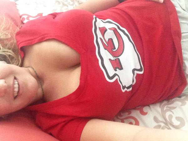 titsmcgeekc's tweet photo. Who's ready for @KCChiefs football?! π #smile It's #gameday y'all!!! π#KCRED #RedThursday @ChiefsBoobs http://t.co/zxgm3gDpK8