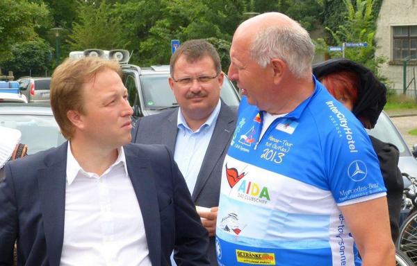 SteinekeCDU's tweet photo. Bei det Begrüßung der Teilnehmer der #Hansetour #Sonnenschein 2014 in #Lenzen mit meinem Kollegen Eckardt Rehberg. http://t.co/janCHmcIGm