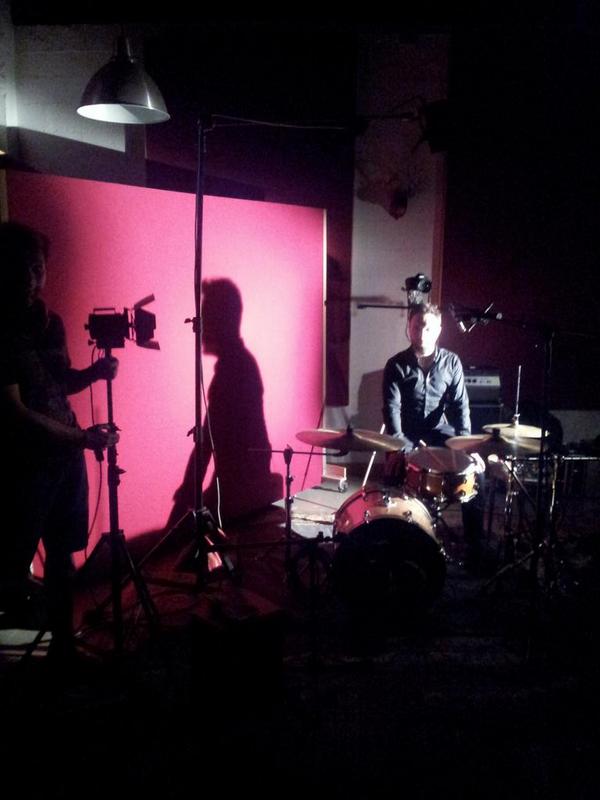 ThomasChalindar's tweet photo. On vous prépare un clip très contrasté avec @DALVAMUSIQUE  à @mastoidstudio ... http://t.co/ElxTpQLHkO