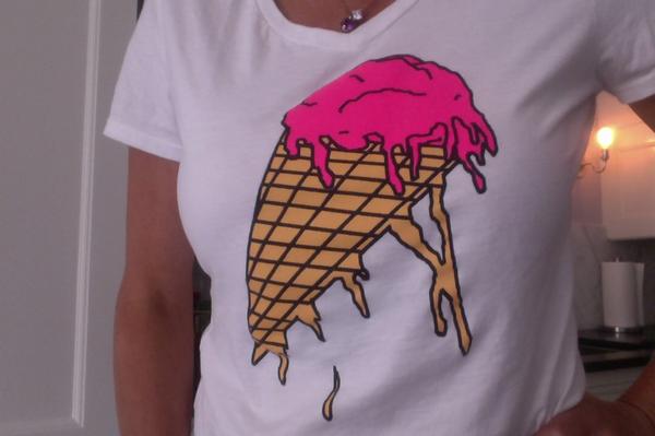 CrewMovement's tweet image. Spotted in the wild! Pink Ice Cream in white! #OneScoopZeroCalories #yum