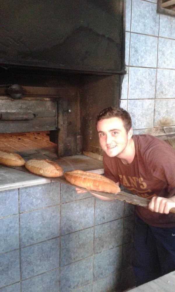 raufix's tweet photo. Bayat ekmeği ısıtıp taze ekmek diye satıyorum :D Ee itlik olsun #KardesPayıSezonFinali http://t.co/EdifGKyYRT