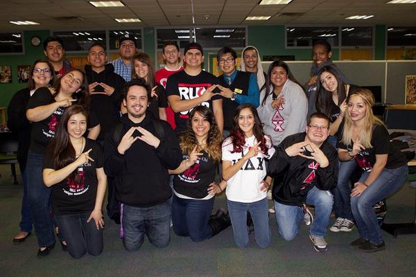 Fernyeatworld's tweet image. In honor of 8/7, my #87Fam at my home away from home. ❤️😍 #KappaChapter #IotaChapter #87Love 🐧❤️