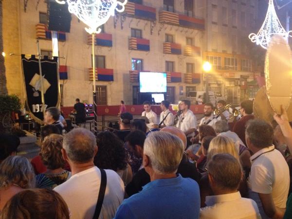 TeleElx's tweet photo. Los entes festeros comienzan a desfilar por la Plaza de Baix #elche #devorequevenen http://t.co/w9DDEameuZ
