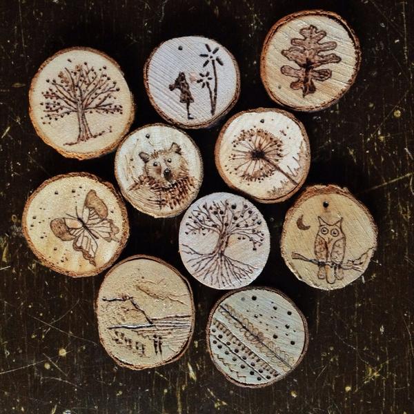 ¡Nuevos productos que estrenamos este domingo en la feria de artesanía! ¡Colgantes de madera pirograbados a mano!