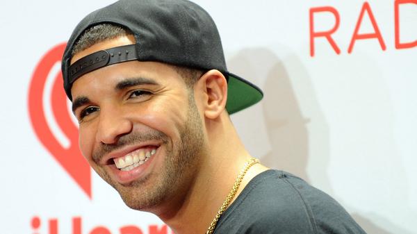 Find out how Drake reacted when fans accused him of calling Rihanna "The Devil" #ViewsFromThe6 youtube.com/watch?v=qAJyIO…