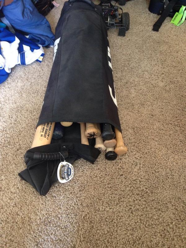 DGH_52_'s tweet image. #baseballproblems found all these bats under my bed