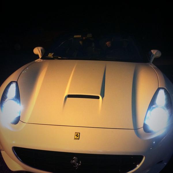 DanieleMolmenti's tweet photo. Si può sbranare solo la #pizza maranello al #cornale dopo un giro in #ferrari !!! #taE http://t.co/wLc0usGwA4