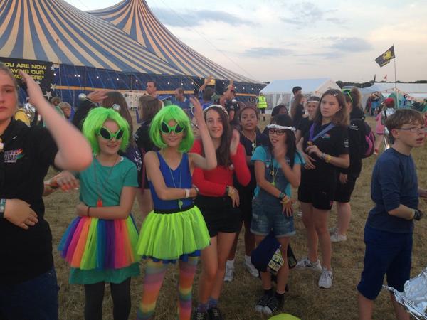 3rdWoodfordG's tweet photo. Teaching @wings2014 the Macarena dressed as aliens #wings2014 #onlyatwings @WINGS2014_Space http://t.co/6RYcj63TDT