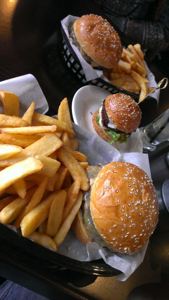 SydneyPubList's tweet photo. Quick burger stop at @viconthepark #Enmore. Tasty burgers for the whole family! Cheers Vic http://t.co/yEexSViXp9
