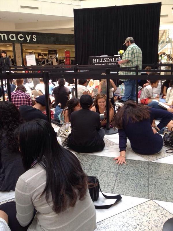 RelicLord's tweet photo. @LianaLiberato from @KianaAncheta she's there waiting for all of you #ChloeInSF @IfIStay #LianaInSF @gayleforman http://t.co/pmbCT8KCOt