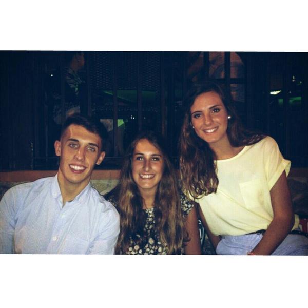 DoWhatUWantSB's tweet photo. Empezamos la #Feria! @albaquintana_  @PatriiGaarciia Ossqqq!! http://t.co/xvkeDSYp7Q