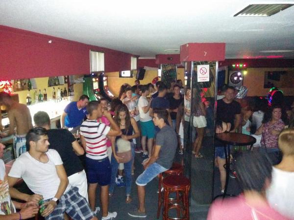 Así estamos en <a href="/TrebolMula/"># Trebol Mula #</a> #GOGOS + Chupito + Música Con #Ofertas + Decoración y buen rollo! @ALEXTREBOL <a href="/LocoTrebol/">Pedro Jose </a>